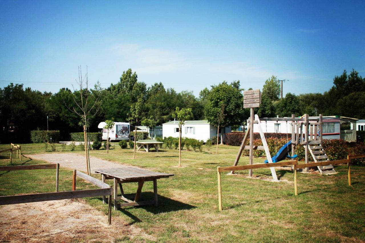 Camping Au Pre De L'Etang Sainte-Foy  Exteriér fotografie